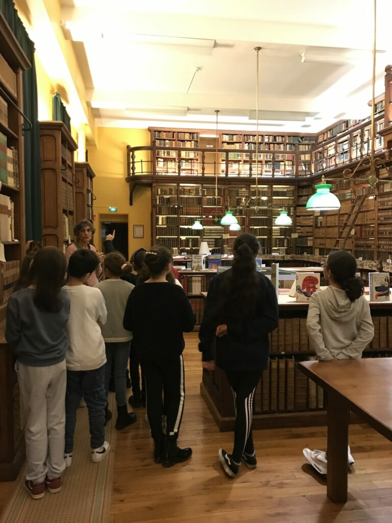 Visite de la bibliothèque de la Maison Diocésaine pour les CM2