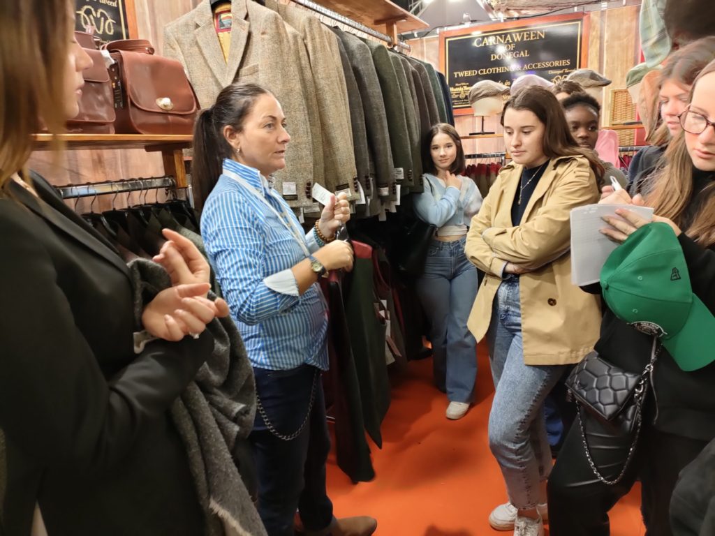 Visite anglophone de stands irlandais à la foire gastronomique pour les TMMV