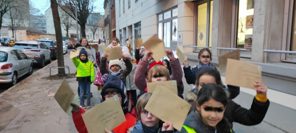 Les CE1 écrivent une lettre pour Noël