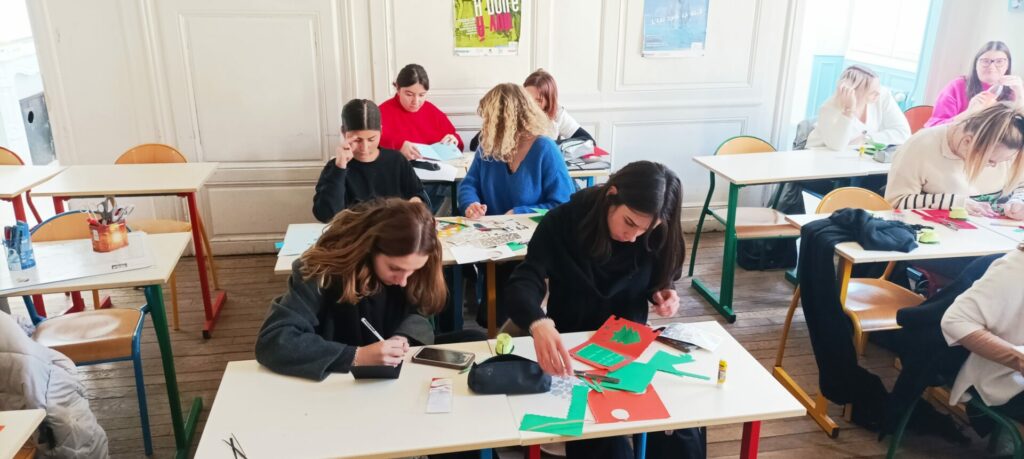 Les 2ème année ESF ont réalisé des cartes de vœux pour des enfants hospitalisés aux U.S.A.