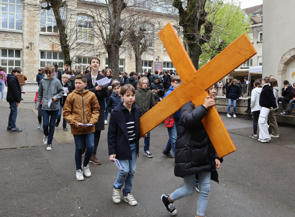 Ils ont refait le chemin de croix dans la cour