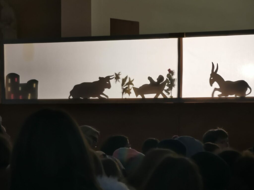 Présentation du récit de la Nativité en ombres chinoises par les élèves de Notre Dame