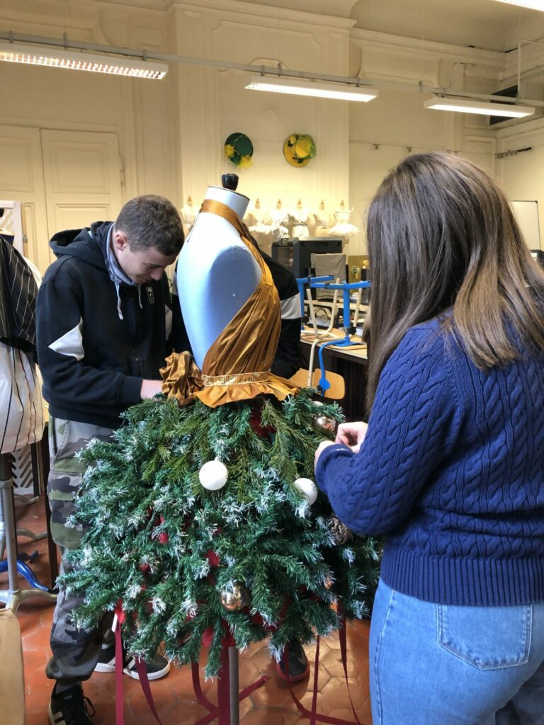 Les élèves de 3ème Prépa Métiers ont imaginé une « robe sapin »