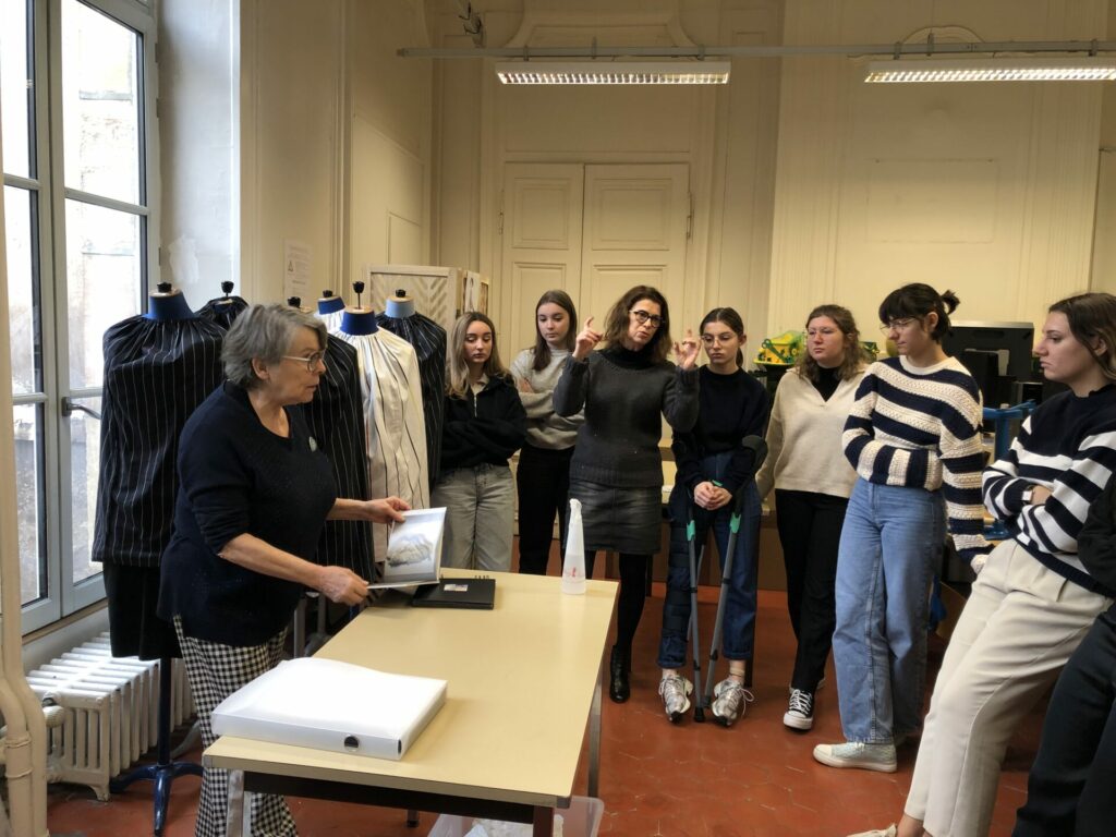 Une plasticienne initie les élèves de 1ère MMV au travail du papier de soie.