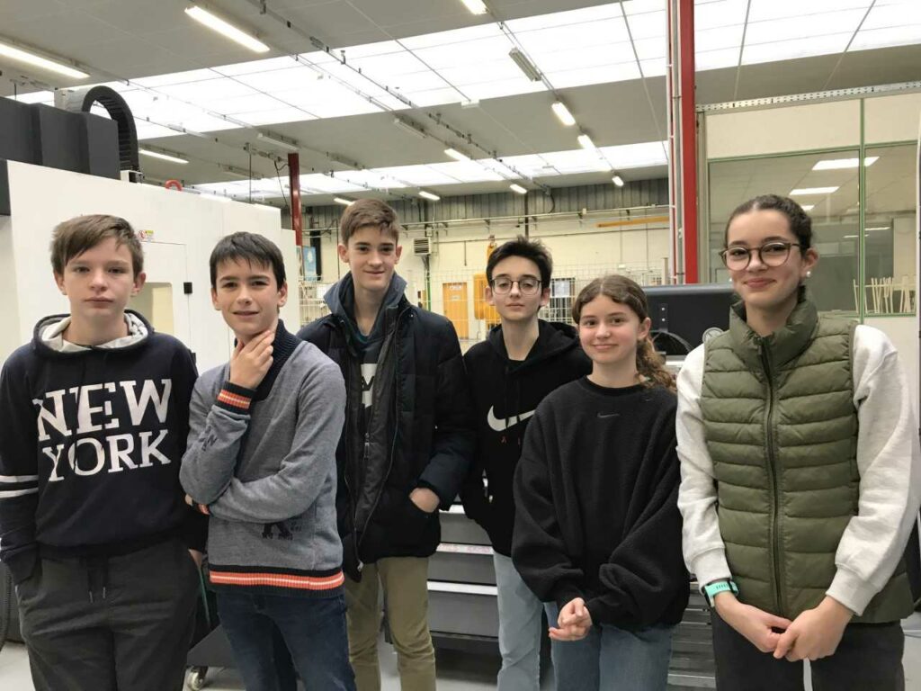 Six élèves de 4ème préparent une course de véhicule électrique miniature à l&rsquo;IUT de génie mécanique de Dijon