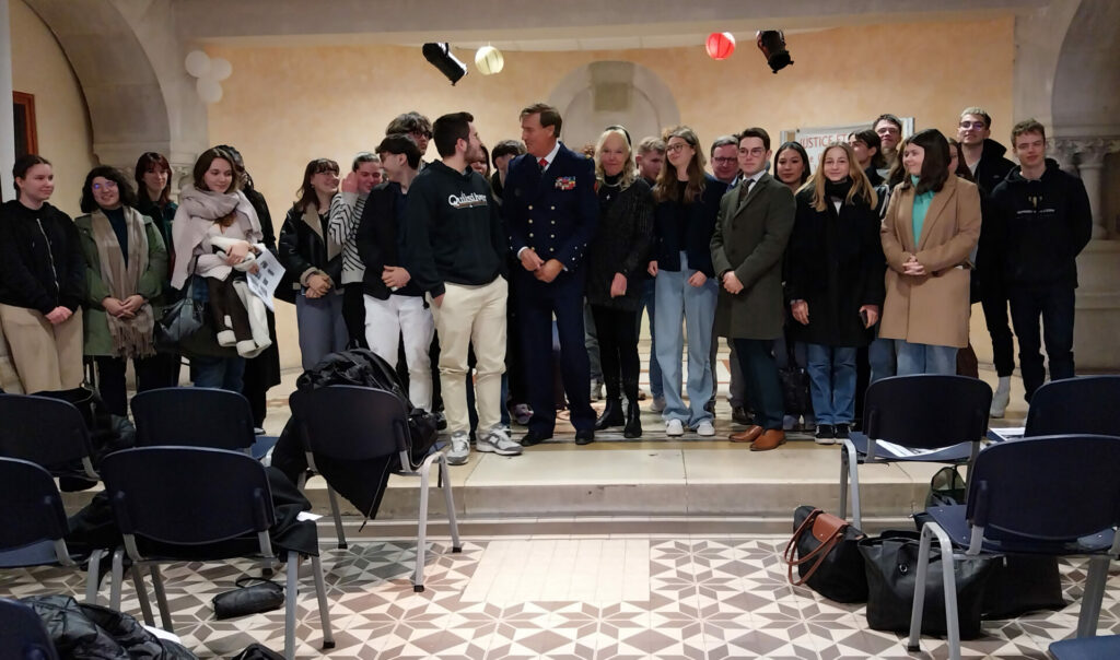 Le vice-amiral Giraud a donné une conférence devant les élèves de TG3