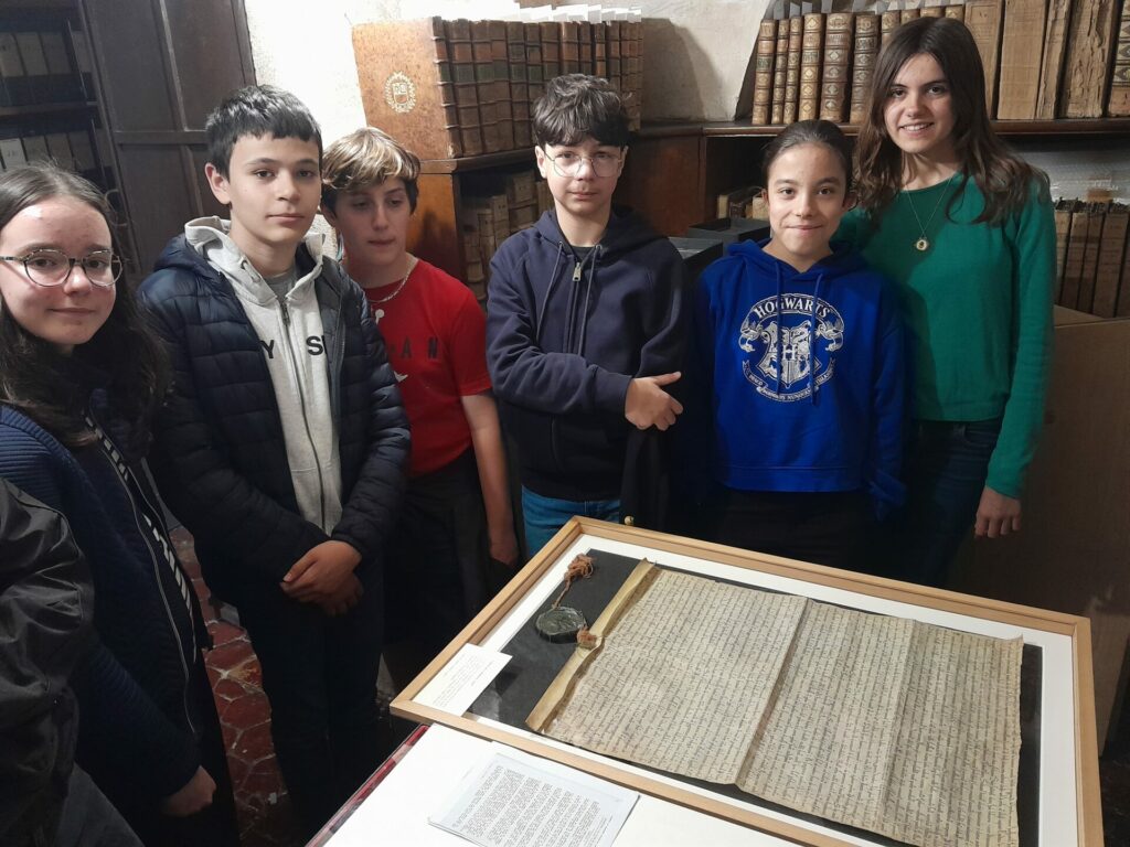 Visite aux archives municipales pour une classe de 5ème