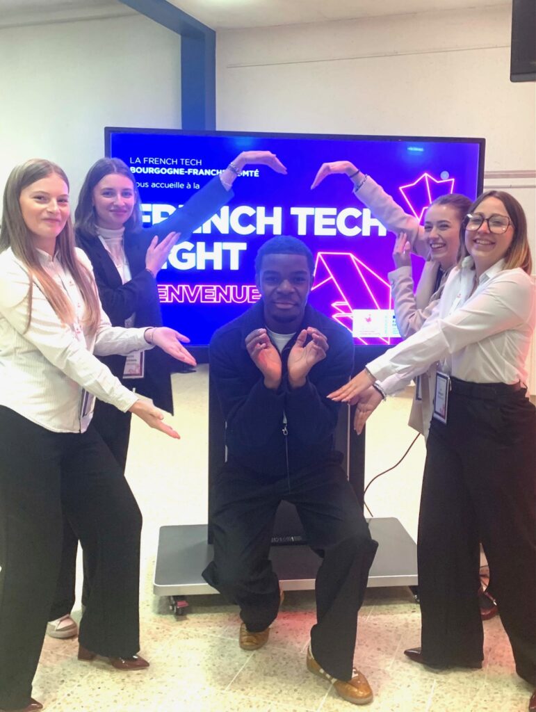 Les étudiants de 1 COM ont assuré l&rsquo;accueil à la « French Tech Night »