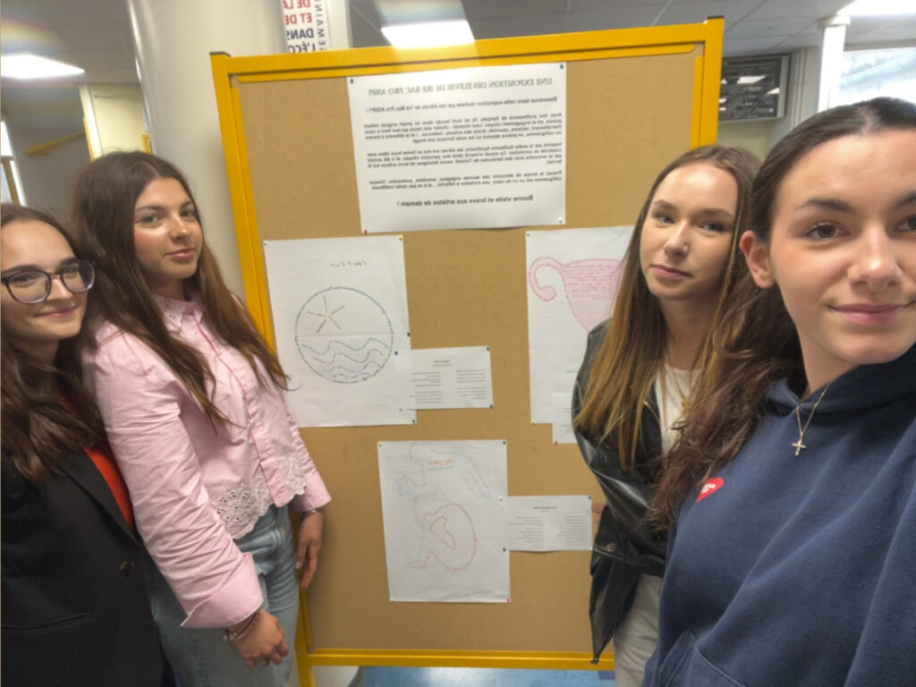 Les 1 Bac Pro ASSP1 exposent des calligrammes pour défendre des causes