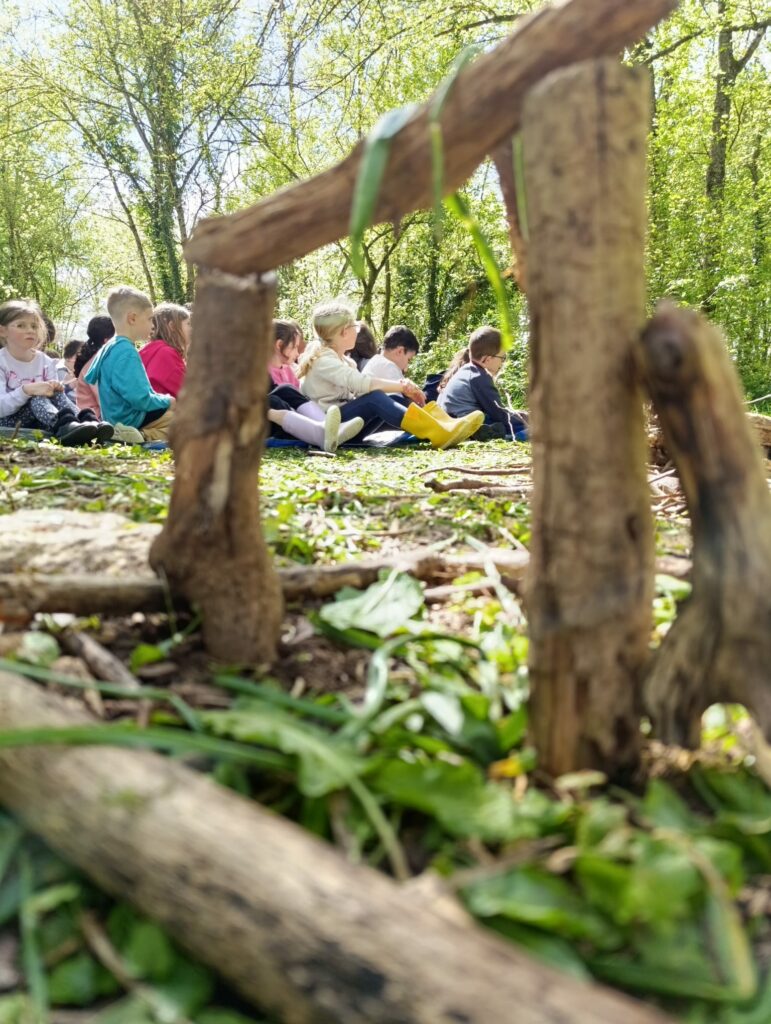 Ecole dehors CP et CE1 Land art au pays des contes